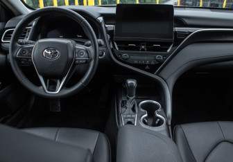 Подержанный автомобиль Toyota Camry Sedan 2023 года (10 фото)