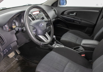 Подержанный автомобиль Kia Ceed Hatchback 2010 года (10 фото)