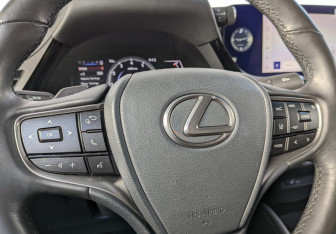 Подержанный автомобиль Lexus ES 2023 года (6 фото)
