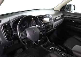 Подержанный автомобиль Mitsubishi Outlander 2016 года (13 фото)