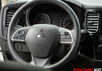 Подержанный автомобиль Mitsubishi Outlander 2022 года (10 фото)