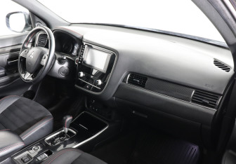 Подержанный автомобиль Mitsubishi Outlander 2021 года (8 фото)
