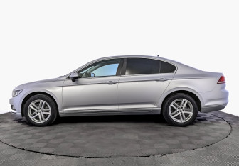 Подержанный автомобиль Volkswagen Passat Sedan 2019 года (8 фото)