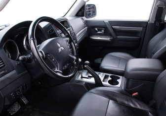 Подержанный автомобиль Mitsubishi Pajero 2011 года (10 фото)