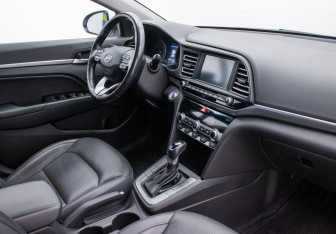 Подержанный автомобиль Hyundai Elantra Sedan 2019 года (10 фото)