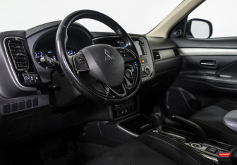 Подержанный автомобиль Mitsubishi Outlander 2017 года (7 фото)