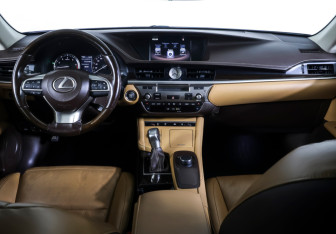 Подержанный автомобиль Lexus ES 2015 года (12 фото)