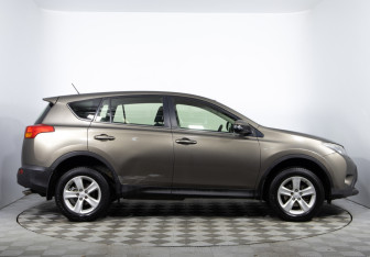 Подержанный автомобиль Toyota RAV4 2013 года (4 фото)