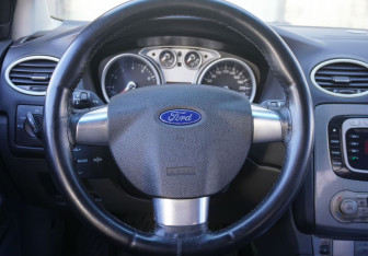 Подержанный автомобиль Ford Focus Hatchback 2010 года (14 фото)