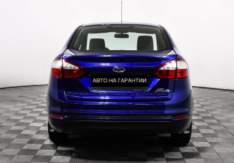 Подержанный автомобиль Ford Fiesta Sedan 2015 года (4 фото)