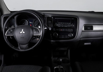 Подержанный автомобиль Mitsubishi Outlander 2012 года (12 фото)