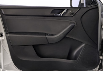 Подержанный автомобиль Skoda Rapid Liftback 2015 года (19 фото)