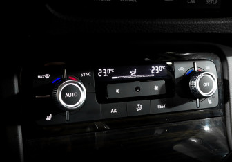 Подержанный автомобиль Volkswagen Touareg 2017 года (27 фото)