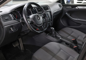 Подержанный автомобиль Volkswagen Jetta Sedan 2016 года (15 фото)