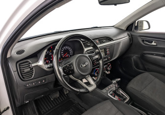 Подержанный автомобиль Kia Rio Hatchback 2021 года (14 фото)