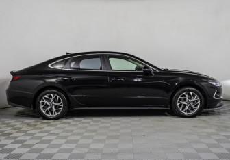 Подержанный автомобиль Hyundai Sonata 2020 года (4 фото)