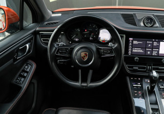 Подержанный автомобиль Porsche Macan 2022 года (21 фото)