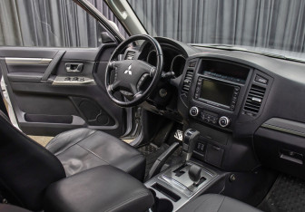 Подержанный автомобиль Mitsubishi Pajero 2011 года (11 фото)