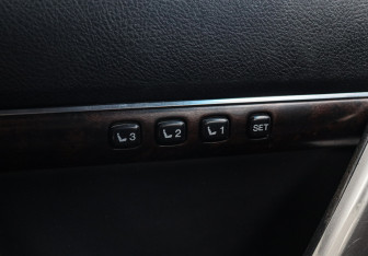 Подержанный автомобиль Toyota Land Cruiser Suv 2012 года (24 фото)