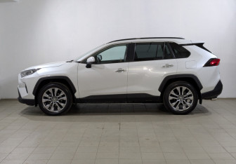 Подержанный автомобиль Toyota RAV4 2022 года (7 фото)
