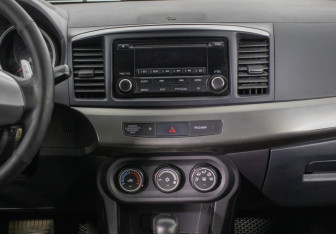 Подержанный автомобиль Mitsubishi Lancer Sedan 2012 года (14 фото)