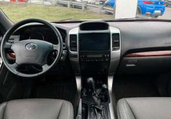 Подержанный автомобиль Toyota Land Cruiser Prado 2004 года (12 фото)