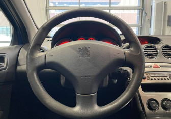 Подержанный автомобиль Peugeot 308 Hatchback 2010 года (14 фото)