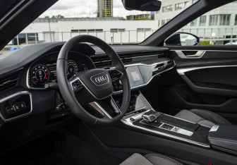 Подержанный автомобиль Audi A6 Sedan 2023 года (12 фото)