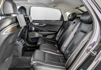 Подержанный автомобиль Kia K900 2019 года (12 фото)