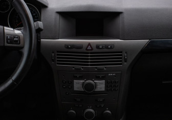 Подержанный автомобиль Opel Astra Hatchback 2006 года (14 фото)