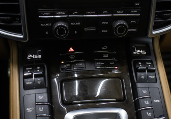 Подержанный автомобиль Porsche Cayenne 2014 года (19 фото)