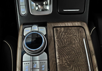 Подержанный автомобиль Genesis G90 2019 года (14 фото)