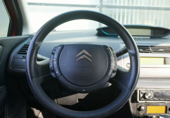 Подержанный автомобиль Citroen C4 Hatchback 2010 года (13 фото)