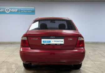 Подержанный автомобиль Ford Focus Sedan 2004 года (6 фото)