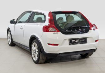 Подержанный автомобиль Volvo C30 2011 года (7 фото)