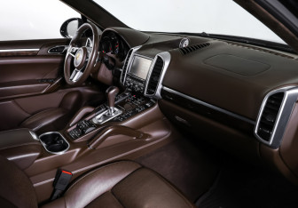 Подержанный автомобиль Porsche Cayenne 2015 года (11 фото)