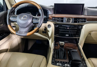 Подержанный автомобиль Lexus LX 2016 года (13 фото)