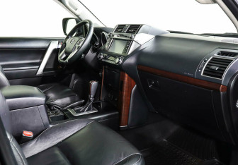 Подержанный автомобиль Toyota Land Cruiser Prado 2016 года (8 фото)