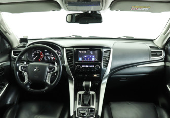 Подержанный автомобиль Mitsubishi Pajero Sport 2017 года (12 фото)