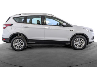 Подержанный автомобиль Ford Kuga 2017 года (4 фото)