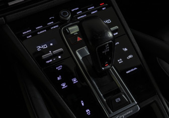 Подержанный автомобиль Porsche Cayenne 2020 года (23 фото)