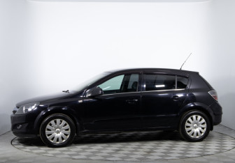Подержанный автомобиль Opel Astra Hatchback 2010 года (8 фото)