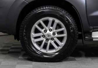 Подержанный автомобиль Toyota Hilux 2012 года (8 фото)