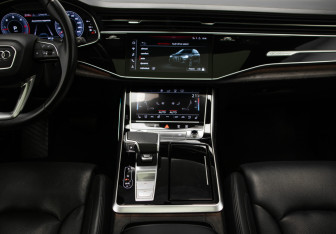 Подержанный автомобиль Audi Q7 2020 года (21 фото)