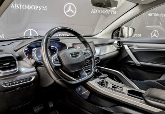 Подержанный автомобиль Geely Coolray 2022 года (16 фото)