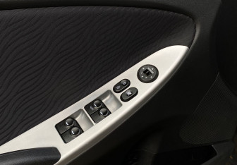 Подержанный автомобиль Hyundai Solaris Sedan 2012 года (17 фото)