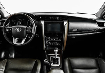 Подержанный автомобиль Toyota Fortuner 2017 года (11 фото)
