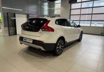 Подержанный автомобиль Volvo V40 Cross Country 2019 года (4 фото)