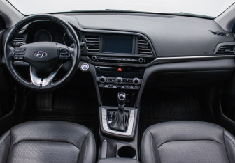 Подержанный автомобиль Hyundai Elantra Sedan 2019 года (13 фото)