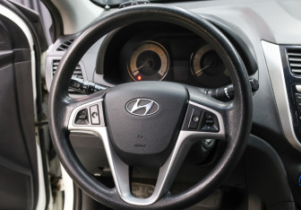 Подержанный автомобиль Hyundai Solaris Sedan 2011 года (17 фото)